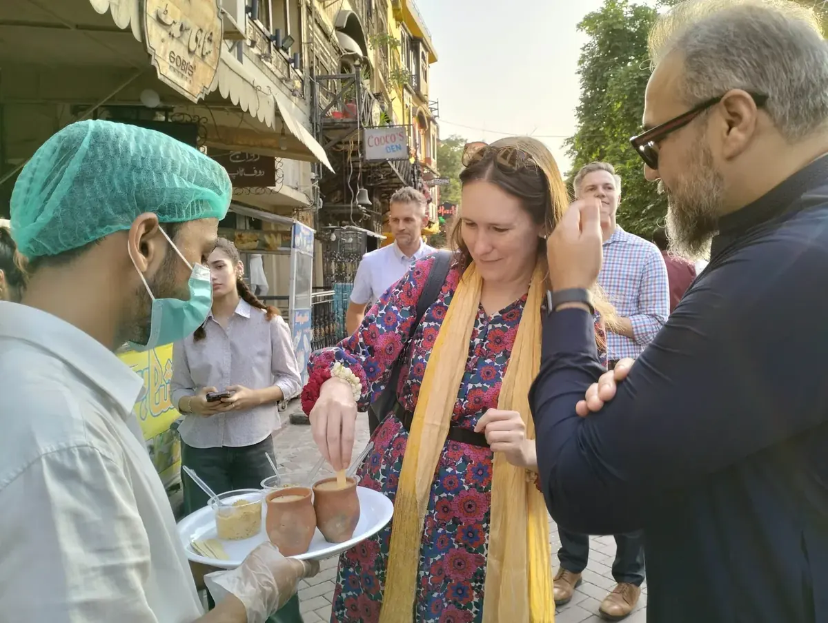International guests tasting local food on a guided Lahore food tour