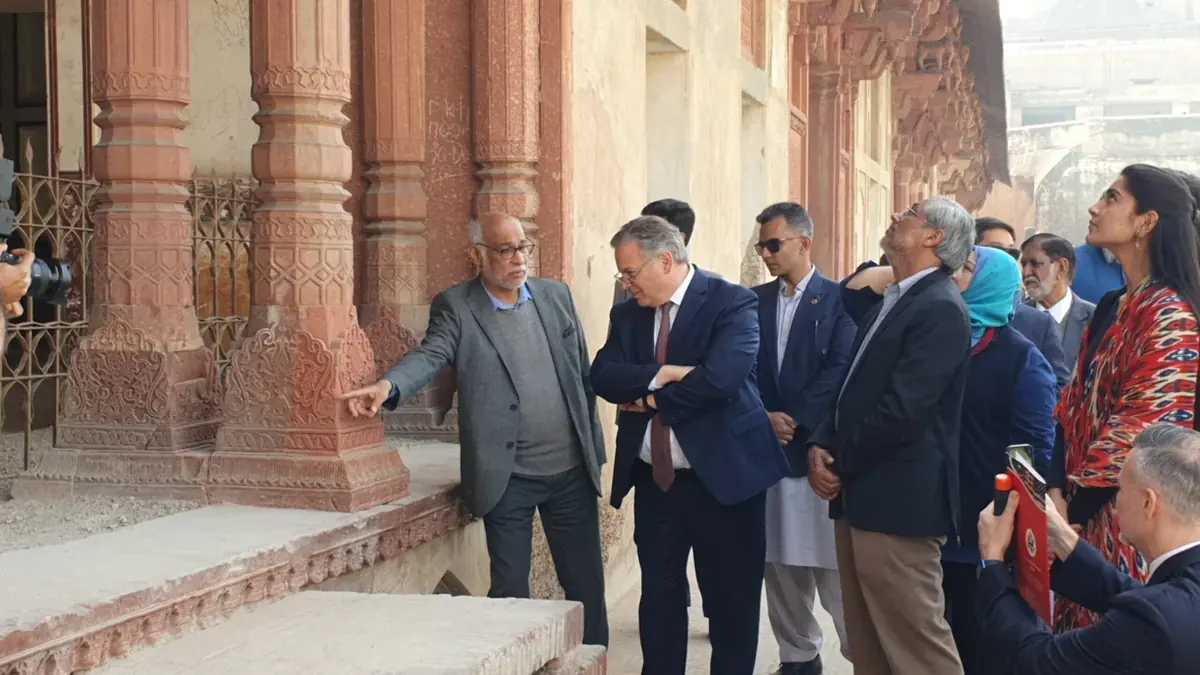 International guests on a private guided heritage tour in Lahore