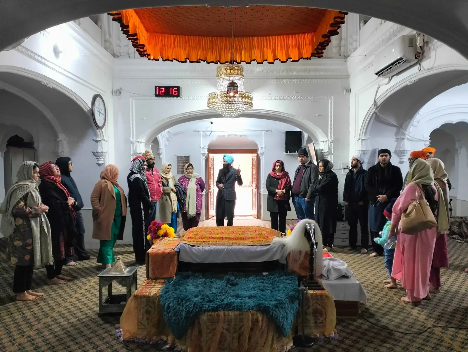 Guided visit inside a historic Lahore gurdwara